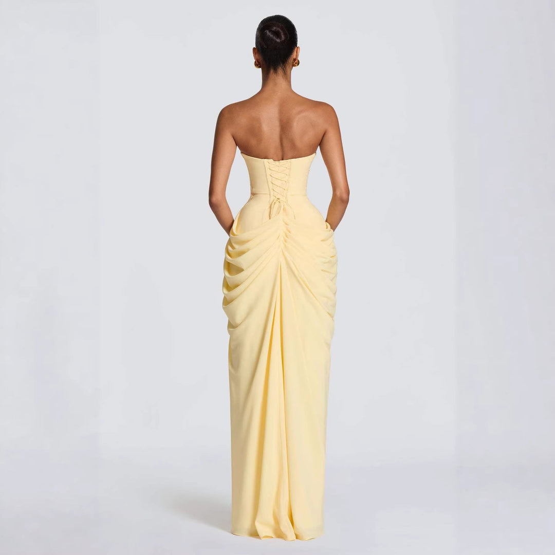 Damen Elegantes Trägerloses Abendkleid mit asymmetrischer Drapierung und hohem Beinschlitz Avellé