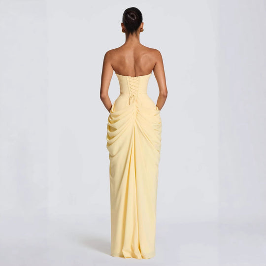 Damen Elegantes Trägerloses Abendkleid mit asymmetrischer Drapierung und hohem Beinschlitz Avellé