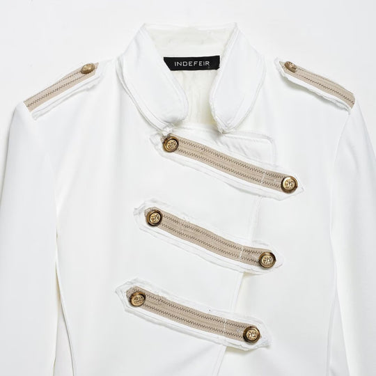 Damen kurz geschnittener militärinspirierter Blazer mit Zierknopfleisten und Epauletten Nord Taschen