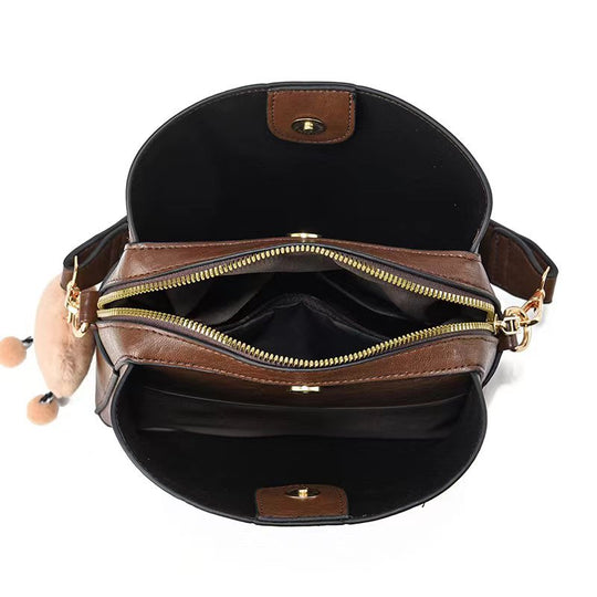 Damen Schultertasche mit verspieltem Anhänger Nord Taschen