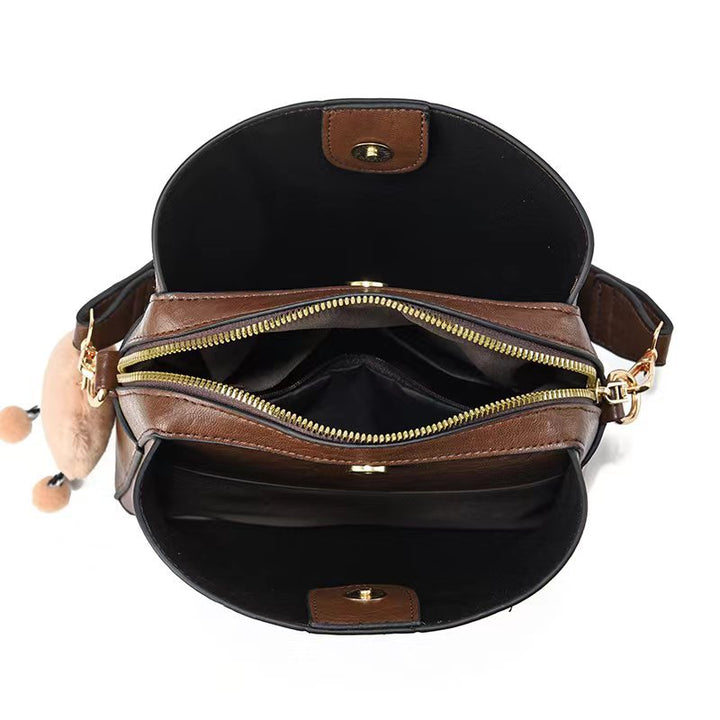 Damen Schultertasche mit verspieltem Anhänger Nord Taschen