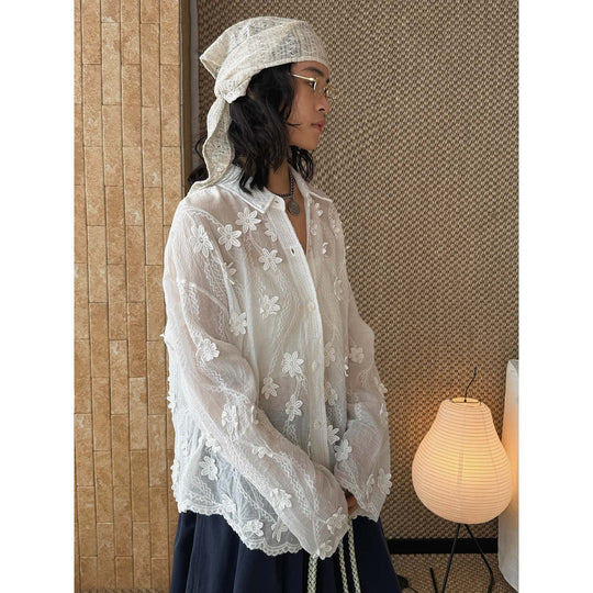 Damen Transparente Bluse mit 3D-Blütenstickerei, Hemdkragen und Knopfleiste Nord Taschen