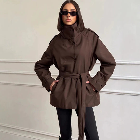 Damen Kurzer technischer Trench mit hoher Kragenblende, doppelter Druckknopfleiste und taillierendem Bindegürtel Nord Taschen