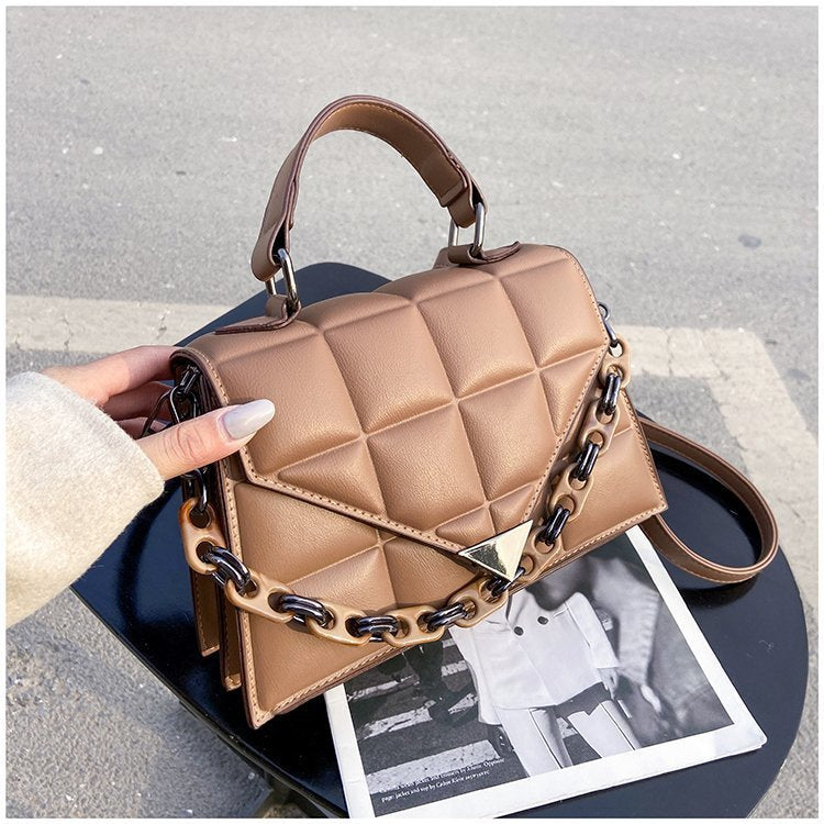 Damen elegante Umhängetasche mit innovativem Kettenakzent Nord Taschen