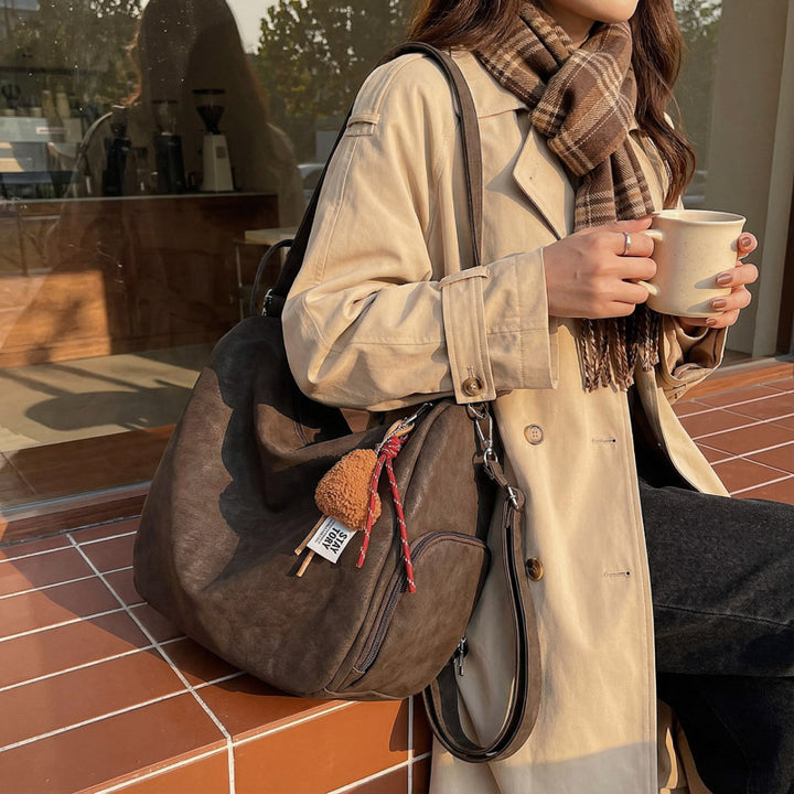 Damen Hobo-Tasche aus weichem Wildleder mit charmantem Anhänger Nord Taschen