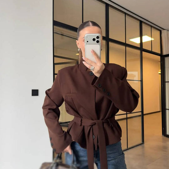 Damen Taillierter kurzgeschnittener Blazer mit Stehkragen, Schößchen und Bindegürtel Nord Taschen