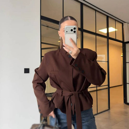 Damen Taillierter kurzgeschnittener Blazer mit Stehkragen, Schößchen und Bindegürtel Nord Taschen