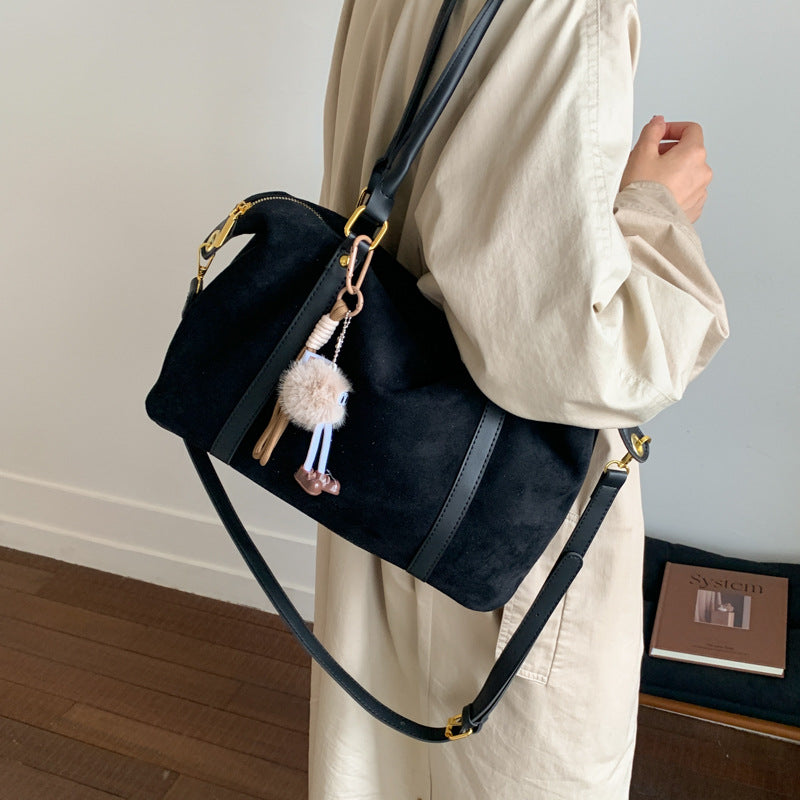 Damen Hobo-Tasche aus weichem Veloursleder mit verspieltem Anhänger Nord Taschen
