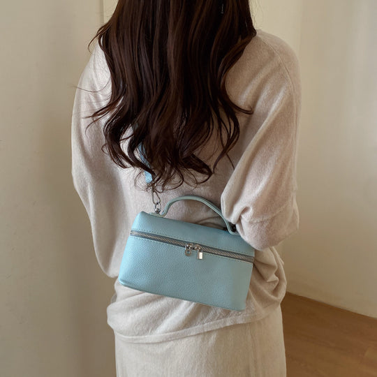 Damen hochwertige Handtasche mit strukturiertem Design und verspieltem Anhänger Nord Taschen