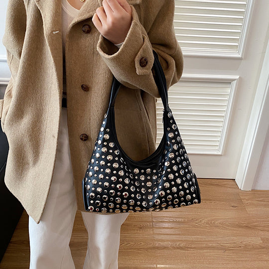Damen Hobo-Tasche aus hochwertigem Kunstleder mit stilvollen Nietenakzenten Nord Taschen