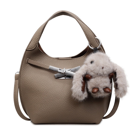 Damen stilvolle Schultertasche mit verspieltem Anhänger Nord Taschen