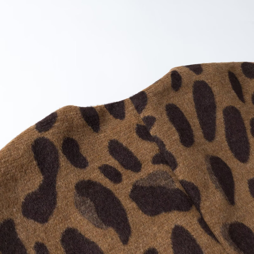 Damen Ärmellose Wollmix-Weste im Leopardenprint mit V-Ausschnitt und Schmuckknopf Nord Taschen