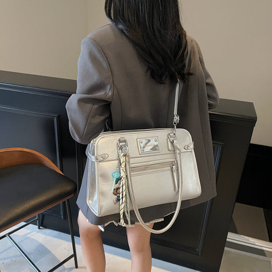 Damen Handtasche mit dekorativem Anhänger | Nord Taschen