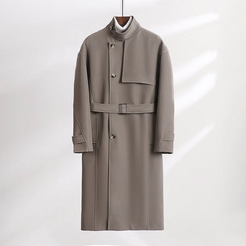 Herren Langgeschnittener Minimalistischer Trenchcoat mit Schalkragen und verstellbaren Ärmelriemen Nord Taschen