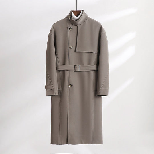 Herren Langgeschnittener Minimalistischer Trenchcoat mit Schalkragen und verstellbaren Ärmelriemen Nord Taschen
