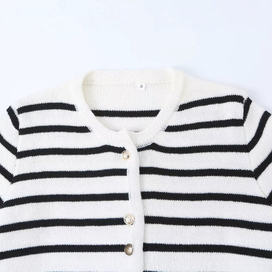 Damen Gestreifte Feinstrick‑Cardigan mit Rundhalsausschnitt, aufgesetzten Taschen und Zierknöpfen Nord Taschen