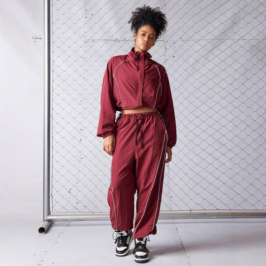 Damen sportives Cropped Windbreaker-Set mit Stehkragen Tunnelzug und reflektierenden Paspeln Nord Taschen
