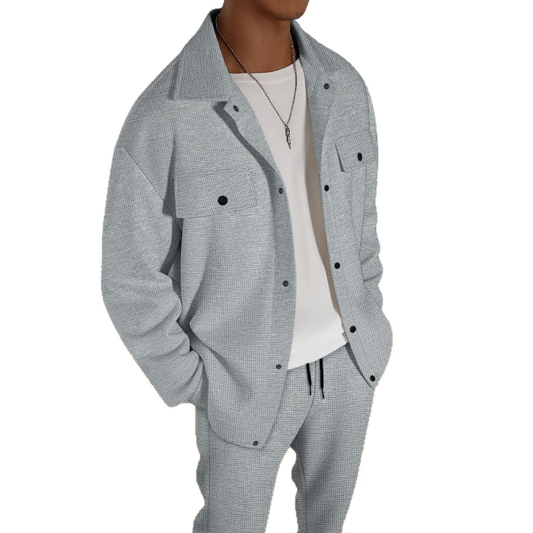 Herren zweiteiliges Overshirt-Lounge-Set mit aufgesetzten Klappentaschen, Kordelzug-Hose und feiner Waffelstruktur Nord Taschen