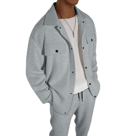 Herren zweiteiliges Overshirt-Lounge-Set mit aufgesetzten Klappentaschen, Kordelzug-Hose und feiner Waffelstruktur Nord Taschen
