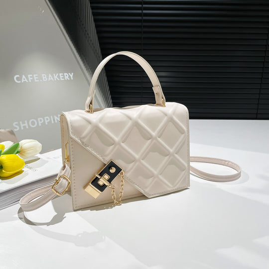 Damen Handtasche im modernen Steppmuster mit eleganter Kettenverzierung Nord Taschen