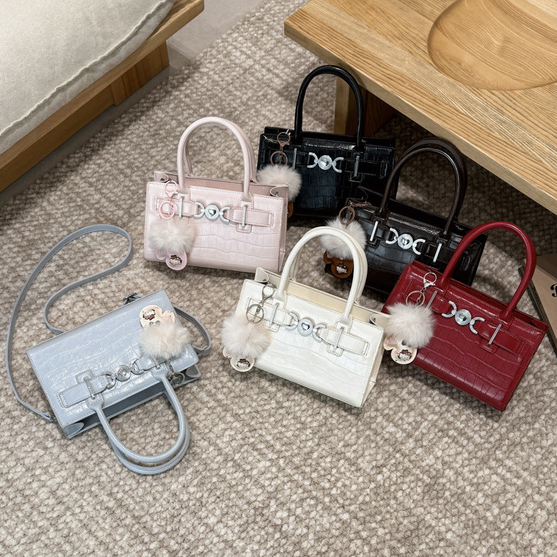 Damen Handtasche aus strukturiertem Kunstleder mit abnehmbarem Anhänger Nord Taschen