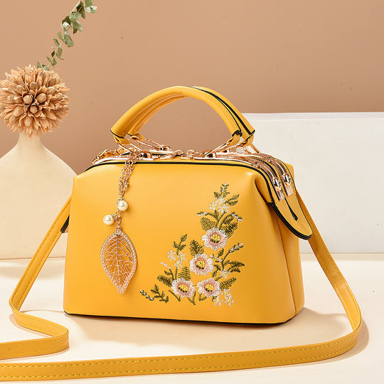 Damen Handtasche mit floralen Stickereien und abnehmbarem Tragegurt Nord Taschen