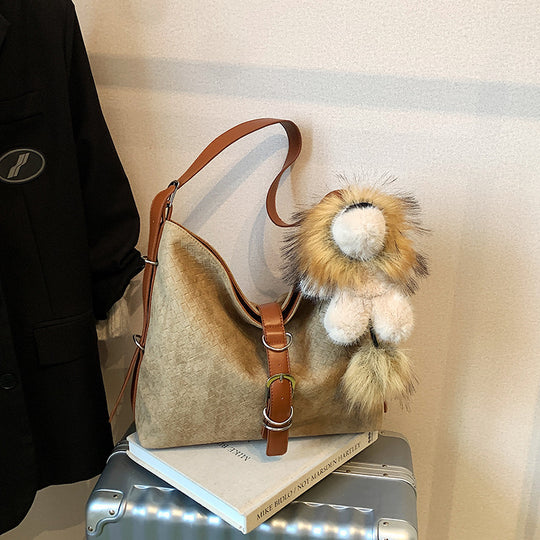 Damen geflochtene Hobo-Tasche aus hochwertigem Kunstleder mit dekorativem Anhänger Nord Taschen
