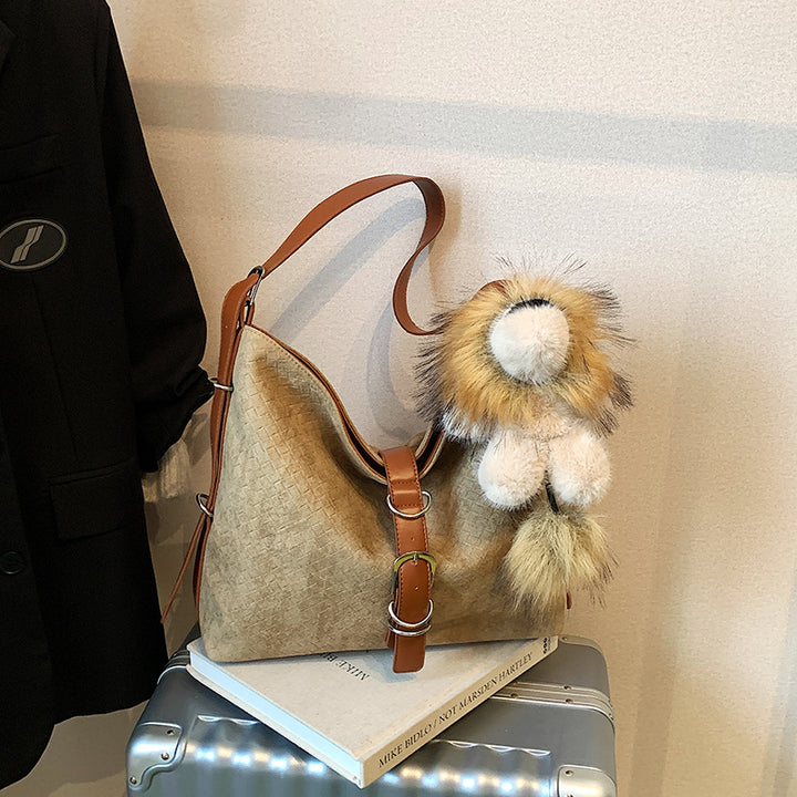 Damen geflochtene Hobo-Tasche aus hochwertigem Kunstleder mit dekorativem Anhänger Nord Taschen