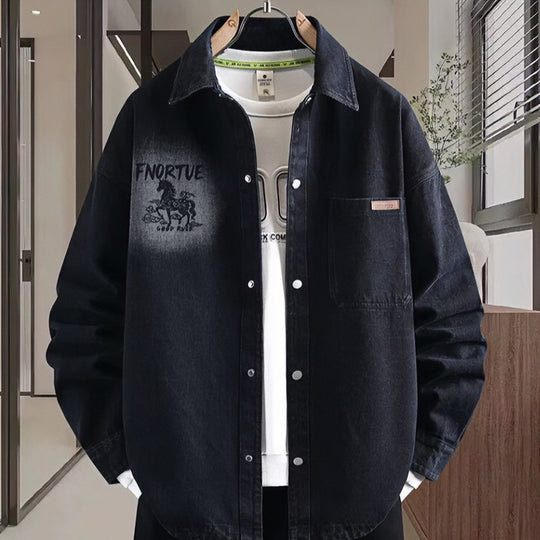 Herren Locker geschnittene Denim-Hemdenjacke mit künstlerischem Rückenprint und Overshirt-Schnitt Nord Taschen