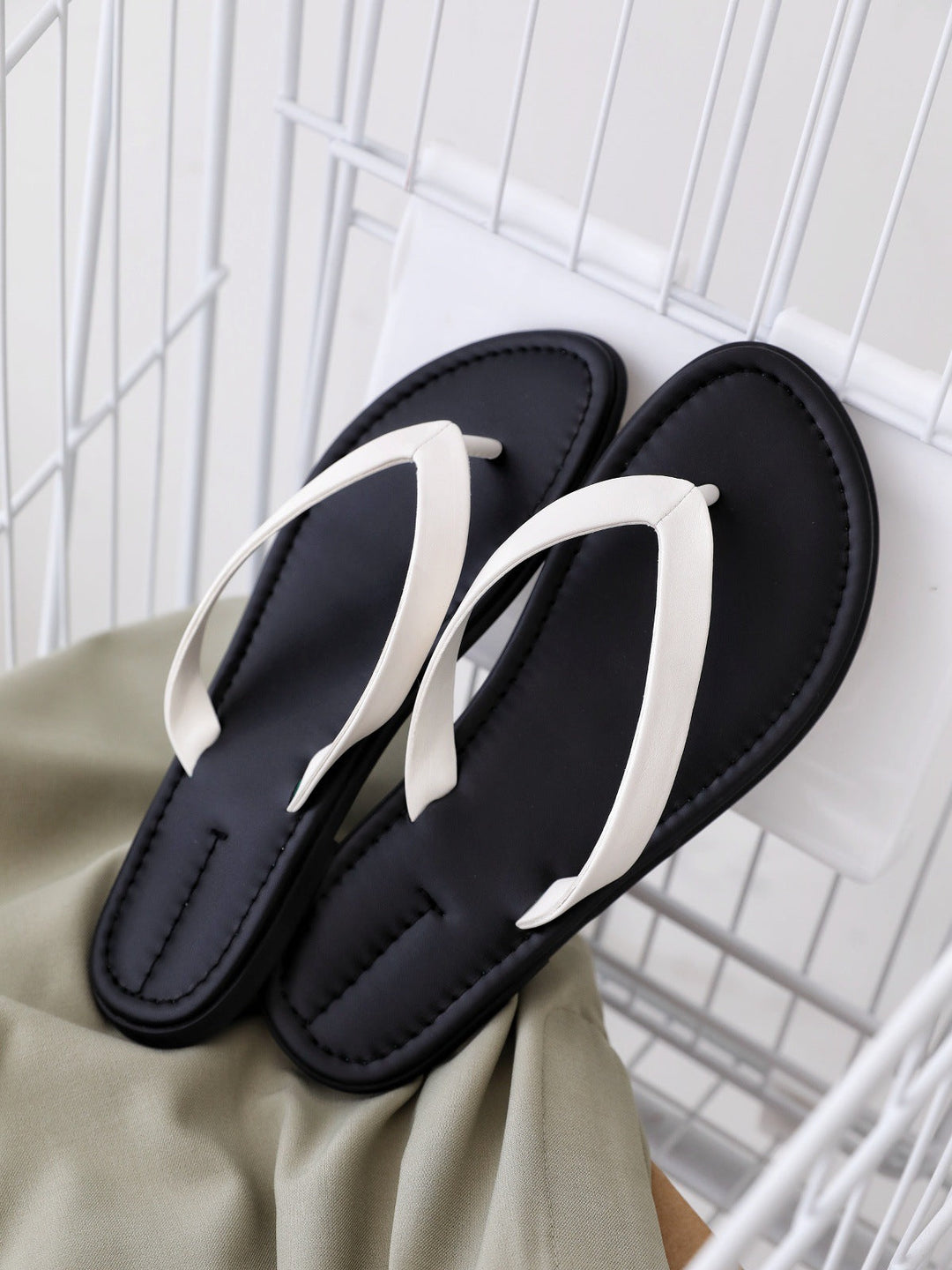 Damen Zehentrenner-Sandalen mit bequemem Fußbett und elegantem Riemendesign