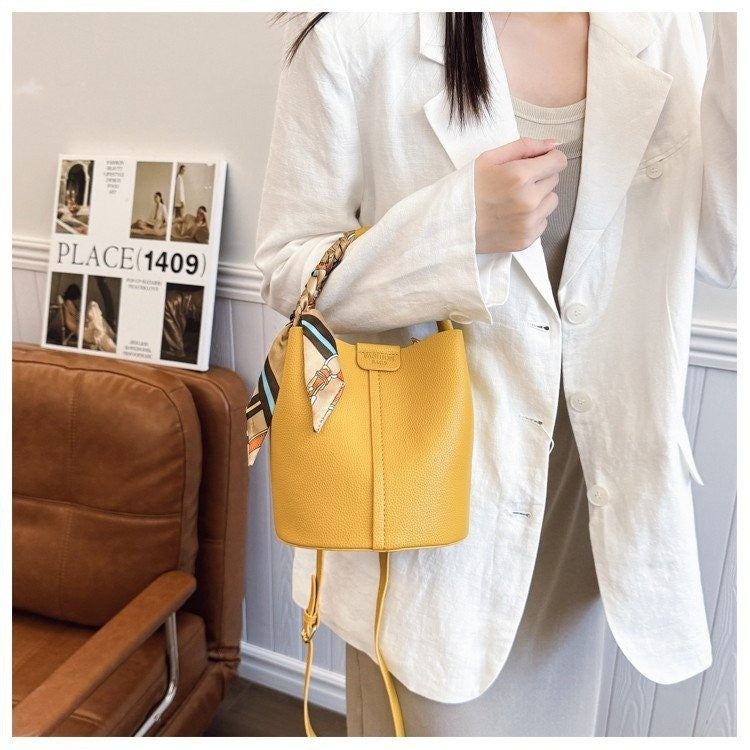 Damen Handtasche mit abnehmbarem Schal Nord Taschen