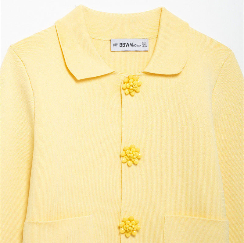Damen 10+ taillierte Strickjacke mit Hemdkragen und Blütenknopfverzierung Nord Taschen