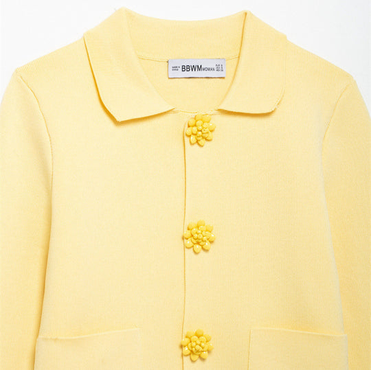 Damen 10+ taillierte Strickjacke mit Hemdkragen und Blütenknopfverzierung Nord Taschen