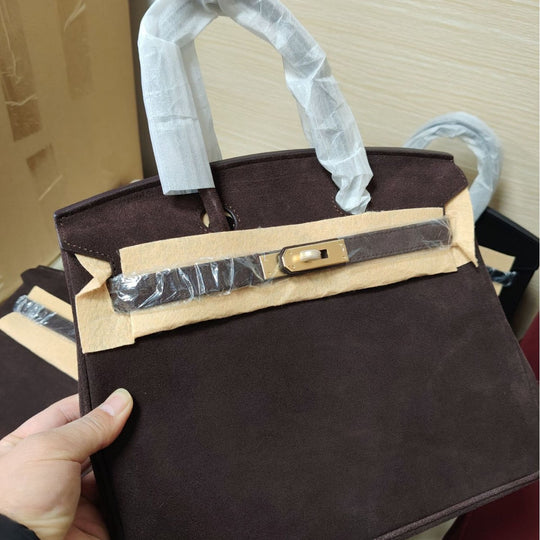 Damen Handtasche aus feinstem Wildleder mit goldfarbenem Verschluss Nord Taschen