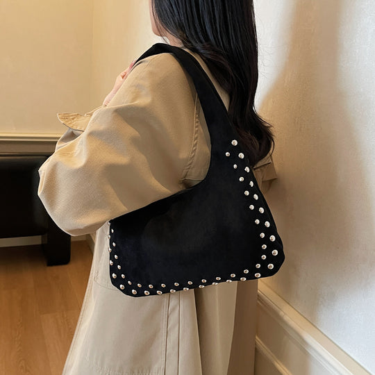 Damen Hobo-Tasche aus weichem Veloursleder mit eleganten Metallnieten Nord Taschen