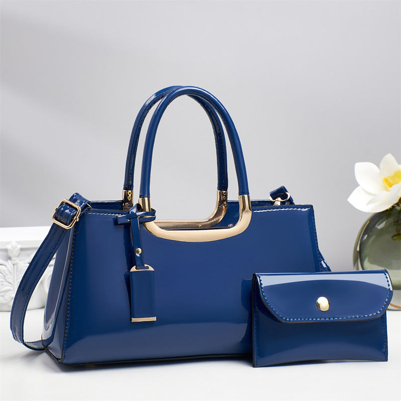 Damen Handtasche mit glänzender Oberfläche und elegantem Kettenakzent Nord Taschen