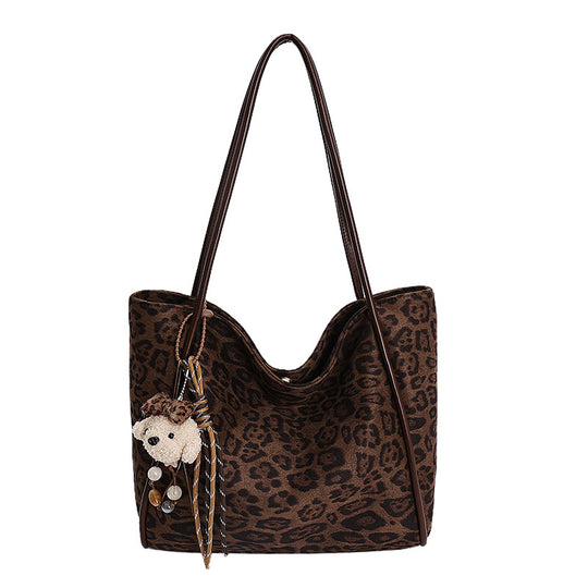 Damen Schultertasche aus weichem Veloursleder mit charmantem Detail Nord Taschen