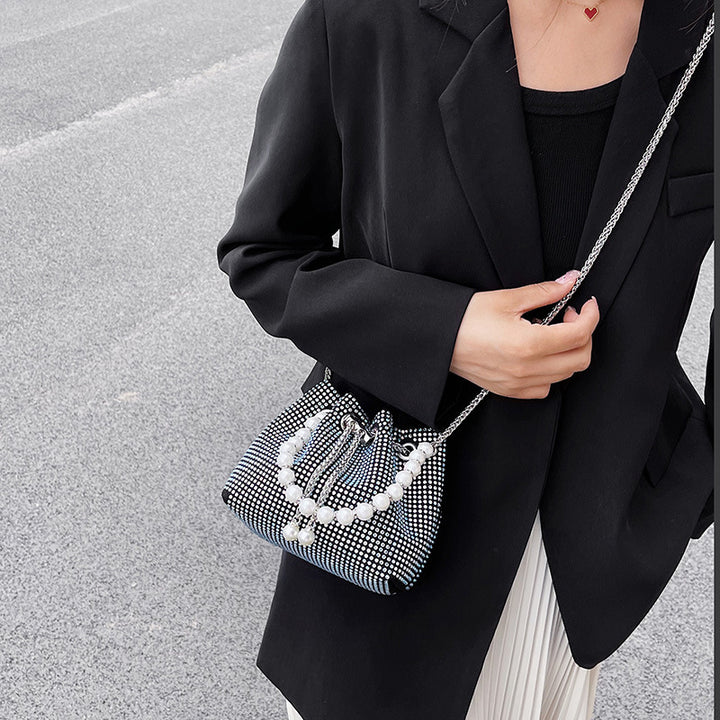Damen Glitzernde Beuteltasche mit verspieltem Kettenriemen Nord Taschen