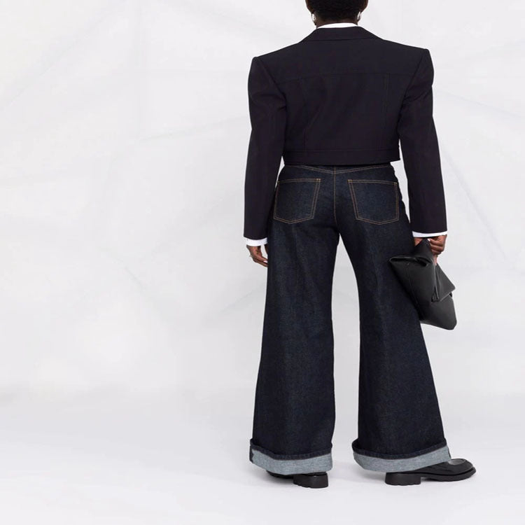 Damen Kurzblazer im Tailoring mit aufgesetzten Pattentaschen und markanter Schulterpartie Nord Taschen