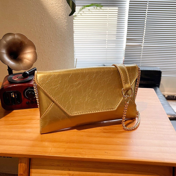 Damen elegante Clutch-Tasche mit glänzender Oberfläche und Kettenakzent Nord Taschen