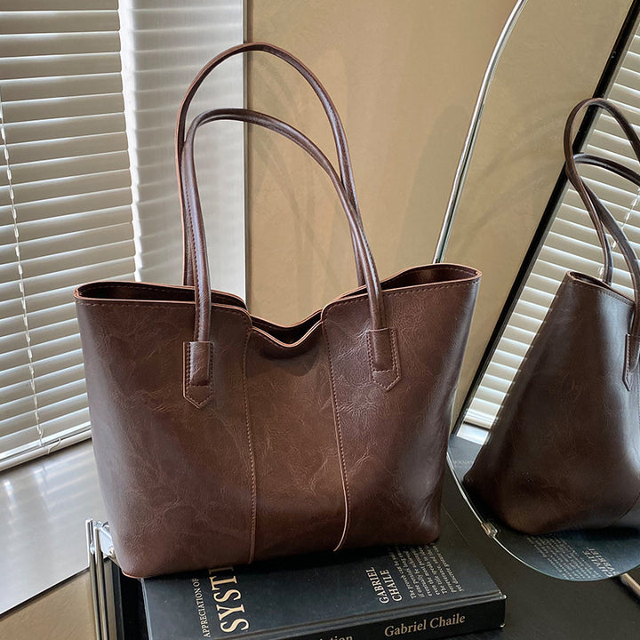 Damen Tasche mit eleganter Struktur und verspieltem Anhänger Nord Taschen