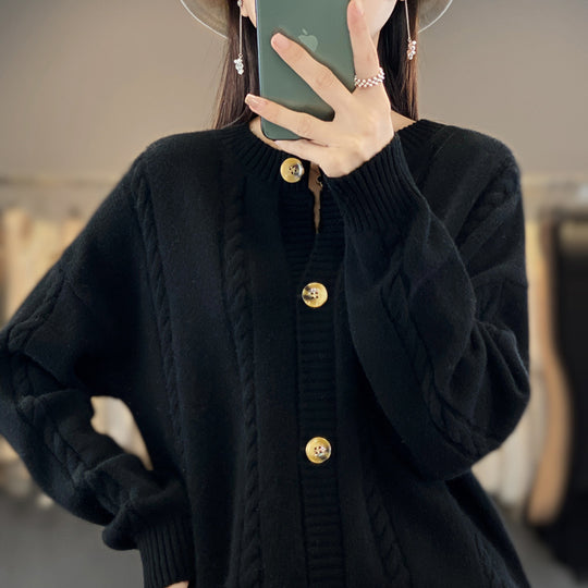 Damen Kaschmirähnlicher Zopfmuster‑Cardigan mit Rundhals und Hornoptikknöpfen Nord Taschen