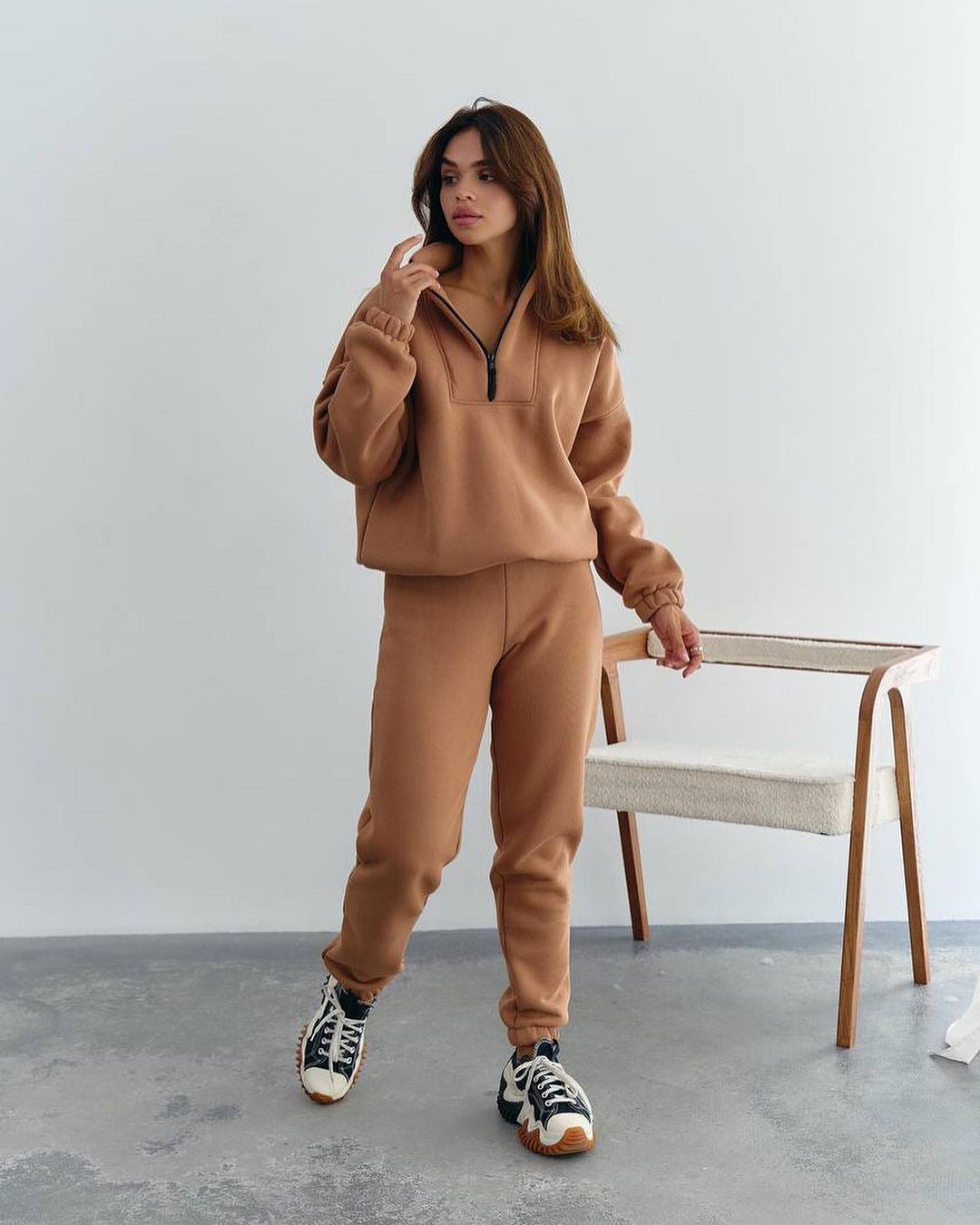 Damen Athleisure-Zweiteiler aus dickem French-Terry mit hohem Stehkragen, halbem Reißverschluss und Tunnelzughose Nord Taschen