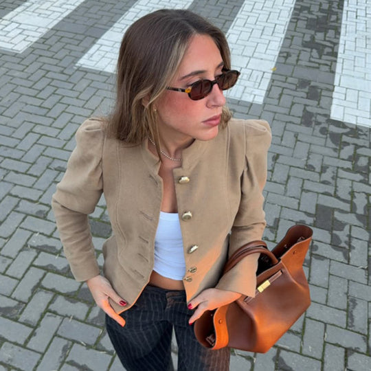 Damen Taillierter Wildlederoptik-Blazer mit Stehkragen und goldenen Zierknöpfen Nord Taschen