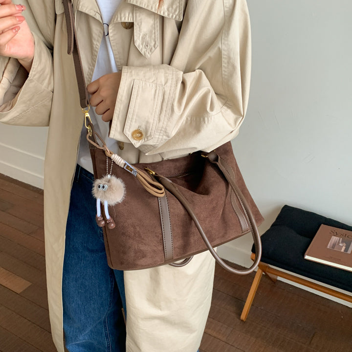 Damen Hobo-Tasche aus weichem Veloursleder mit verspieltem Anhänger Nord Taschen