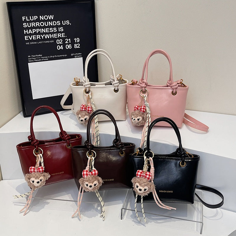 Damen Handtasche mit verspieltem Plüschanhänger Nord Taschen