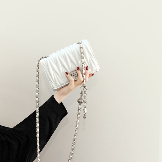 Damen Clutch-Tasche mit eleganter Raffung und stilvollem Kettenriemen Nord Taschen