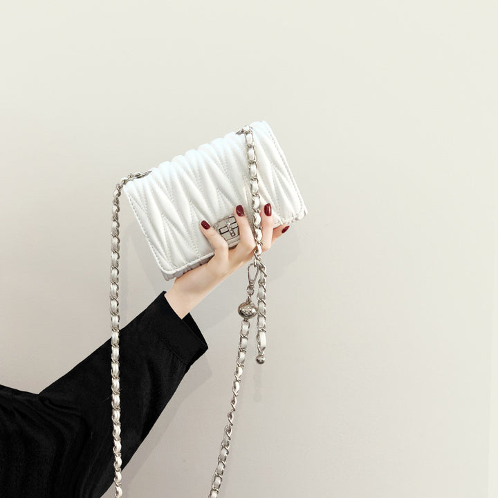 Damen Clutch-Tasche mit eleganter Raffung und stilvollem Kettenriemen Nord Taschen