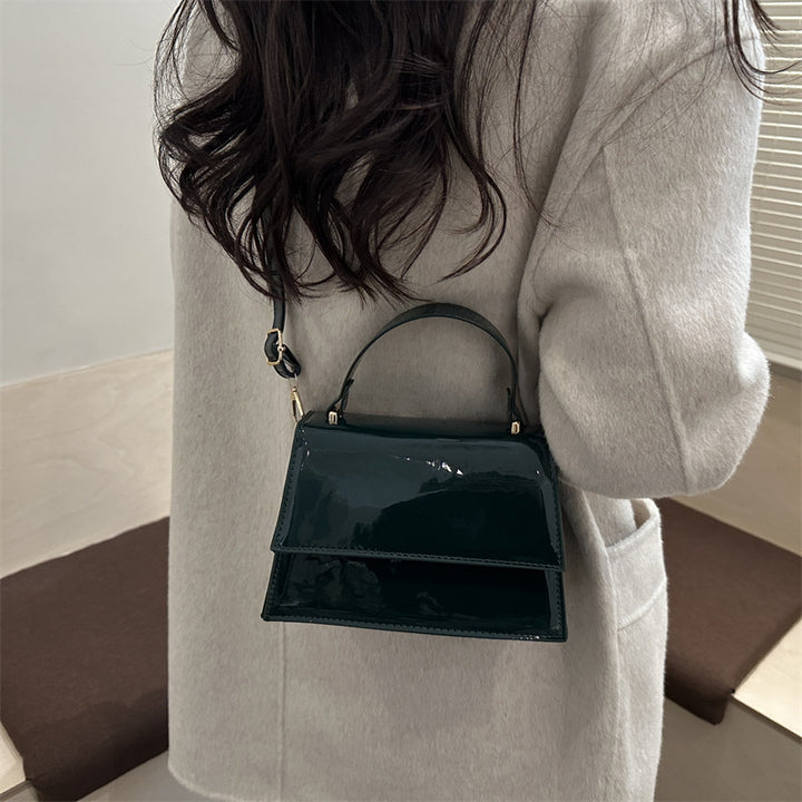 Damen stilvolle Lackleder Handtasche mit elegantem Klappverschluss Nord Taschen