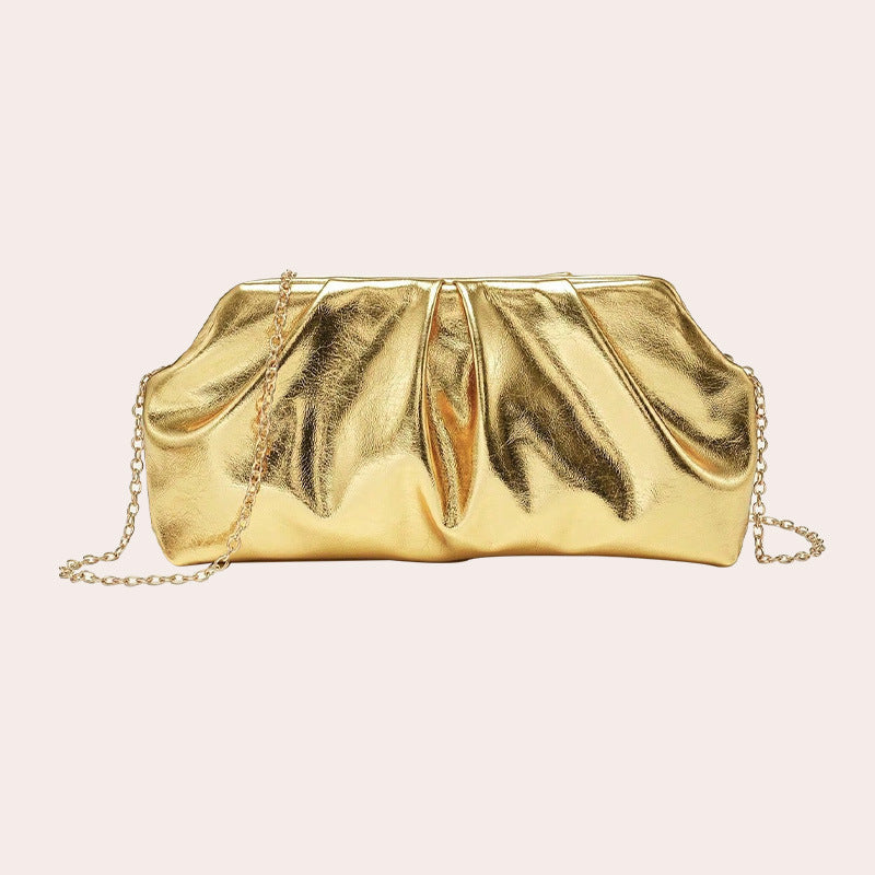 Damen Clutch mit glänzender Oberfläche und modischer Kettenapplikation Nord Taschen